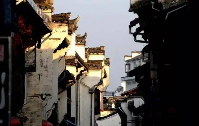 星空·综合体育|
中国传统修建这么多 怎样分辨中国各式传统修建(图2) 星空·综合体育|
中国传统修建这么多 怎样分辨中国各式传统修建(图2)